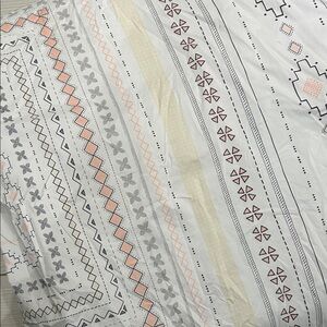 Elegant Geometric Bedding Set - Cream, Gray, and Pink